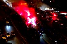 Multidão de adeptos recebe Benfica na chegada ao Estádio da Luz para o dérbi com o Sporting