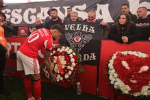 Benfica homenageou Sérgio Caetano, chefe dos 'Diabos Vermelhos', antes do dérbi com o Sporting