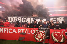 Flores, faixas e muita emoção: Benfica homenageia chefe dos 'Diabos Vermelhos' antes do dérbi com o Sporting