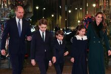 Família real reunida na Abadia de Westminster para a missa de Natal
