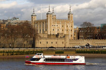 Torre de Londres fechada após ataque de manifestantes contra vitrine com joias da coroa britânica