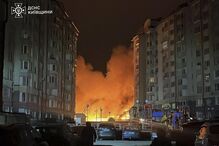 Incêndio em Kiev, Ucrânia, visto entre prédios residenciais