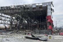 Estação de comboios na Ucrânia mostra destruição após ataque