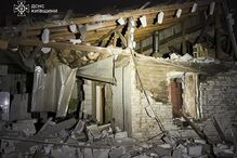 Casa danificada após bombardeamento na região de Kyiv