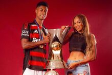 Jogador do Flamengo celebra títulos com uma fã especial