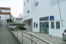 Mulher sequestrada, violada e agredida pelo ex-companheiro quando ia buscar os filhos a casa do homem. Suspeito em fuga