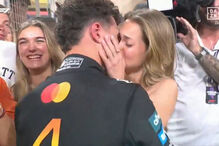 Um beijo e muitas lágrimas: o momento em que Norris festeja com Margarida Corceiro a conquista do Mundial