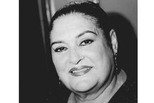 Anita Guerreiro sorri num retrato a preto e branco