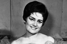 Anita Guerreiro, figura do fado português, num retrato em palco