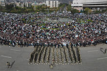 Multidão e militares em Damasco, capital da Síria, num evento ao ar livre
