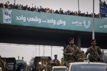 Militares participam num evento com cartaz em árabe, possivelmente no Líbano