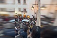 Carro tenta atravessar multidão dentro das muralhas do Castelo de Óbidos durante Vila de Natal e causa constrangimentos 