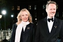 Kim Cattrall surge com o parceiro Mark Levinson num evento em Londres