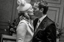 Casal celebra matrimónio com um beijo apaixonado