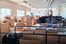 Interior de armazém com caixas e vestuário, fiscalizado pela ASAE.
