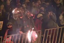 Manifestantes arremessam garrafas de vidro e pedaços de pano queimado para as escadarias da Assembleia da República