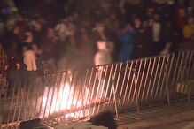 Polícia desce escadarias do Parlamento para dispersar manifestantes. Já foram disparadas balas de borracha