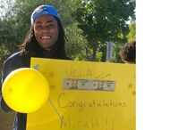 Micah celebra a admissão na UCLA com balão e cartaz de parabéns