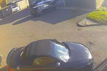 Homem regressa de férias e encontra lugar de estacionamento para deficientes pintado à volta do carro e multas