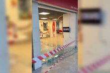 Homem destrói montra de imobiliária com carro