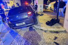 Condutor desobedece a ordem de paragem da PSP e acaba por se despistar em Lisboa. Acabou detido