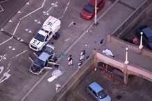 
Pelo menos 10 mortos após tiroteio em Sydney. Um dos atiradores está entre as vítimas mortais