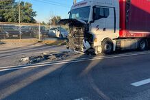 Camião sofreu danos significativos na parte frontal após um acidente