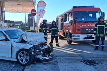 Bombeiros atuam em acidente automóvel junto a posto de combustível em Coimbra