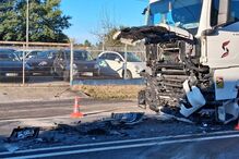 Acidente rodoviário envolve camião, com destroços visíveis na estrada