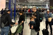 Filas no controlo de fronteiras do aeroporto de Lisboa