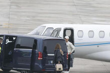 Lando Norris, piloto de Fórmula 1, surge junto a um jacto privado