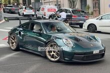 Lando Norris conduz um Porsche de luxo em Mónaco