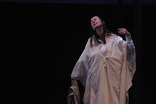 Maria João Luís em palco, na peça de Ibsen, encenada por António Simão.
