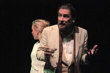 Maria João Luís e António Simão numa peça de Henrik Ibsen