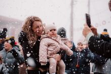Gralheira recebe Aldeia do Pai Natal: Magia do Natal com neve e visitantes.
