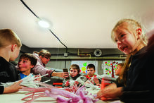 Aprender e brincar debaixo de terra: crianças passam dias em bunkers na cidade mais perigosa da Ucrânia