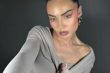 Diana Monteiro desafia rótulos aos 42 anos, mostrando atitude e estilo