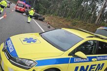 Colisão grave em Gaia: um ferido e atuação do INEM e bombeiros.
