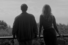 Filme familiar lidera bilheteira em 2025, casal contempla a vista.
