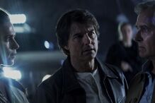 Tom Cruise e colegas em filme de ação.
