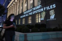 Edifício com projeção pede a divulgação dos ficheiros de Trump e Epstein