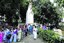 Crentes asiáticos no santuário de Rani, Bangladesh 