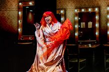 Cristina Oliveira reflete sobre a natureza masoquista e esquizofrénica dos atores.
