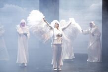 Cristina Oliveira reflete sobre a dualidade e desafios da profissão de ator