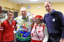 William e George visitam associação beneficente e interagem com membros