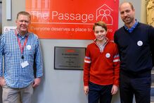 William leva o filho George ao St. Vincent's Centre