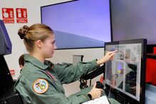 Leonor treina como piloto de caça no simulador de voo.
