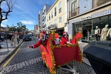 Trenó de Natal anima rua na época festiva