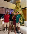 Thiago Silva com família junto à árvore de Natal celebra época festiva