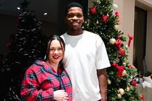 Casal celebra época festiva com gravidez